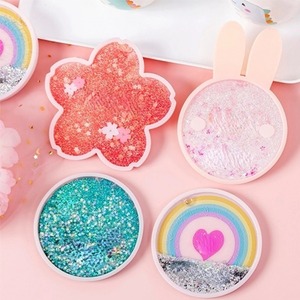 OEM acrilico Glitter liquido eco-friendly stile cartone animato 5mm di spessore UV olio acqua sabbie mobili scintillare antiscivolo tazza di caffè tappetino - Product Image 1