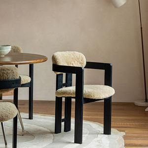 كرسي طعام فاخر وعصري بمسند ذراع كبير، صديق للبيئة وذو ارتفاع مقعد علمي، مناسب لمشاهد متعددة، مغطى بالقماش ومصنوع من الخشب الصلب - Product Image 3