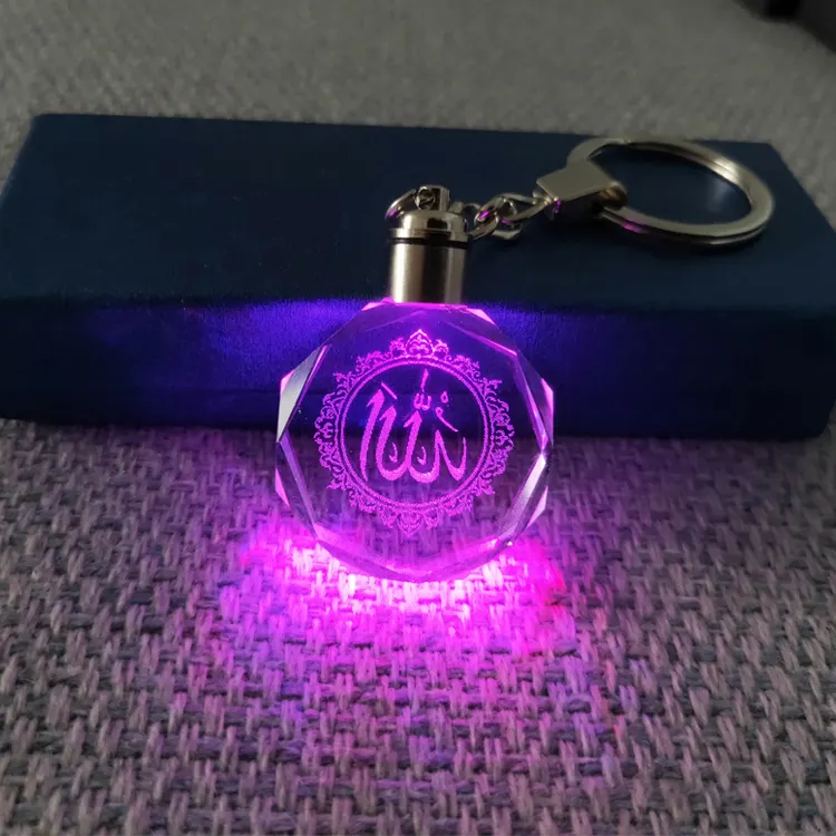 Grosir kustom 3d ukiran laser Muslim Islam LED gantungan kunci kristal untuk hadiah Souvenir