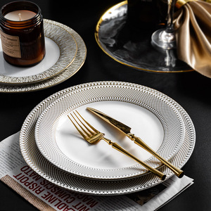 Assiette en porcelaine écologique de style américain avec bordure dorée, idéale pour les dîners occidentaux, les spaghettis et les steaks, parfaite pour un usage quotidien. - Product Image 3
