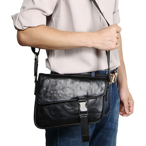 กระเป๋าสะพายไหล่หนังแท้สำหรับผู้ชาย สีพื้น แบบมีฝาปิด เหมาะกับการแต่งกายในชีวิตประจำวัน ฤดูร้อน 2025 - Product Image 1