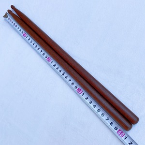Großhandel Rote Sandelholz-Trommelstöcke mit Schwerkraftgriff, offener Handgelenkshalterung, 5A-Qualität, hergestellt in China, Fabrikverkauf - Product Image 3