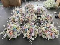 Boules de fleurs artificielles rose pastel et bleues, arrangements floraux pour décorations de table de mariage en plein air