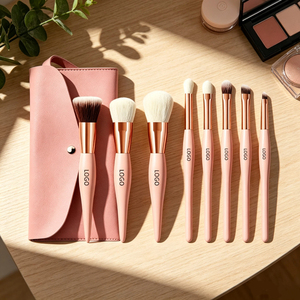 Ensemble de 8 pinceaux de maquillage Kabuki Highlighter, manche en bois de luxe, poils synthétiques doux et écologiques, pinceaux cosmétiques pour le visage - Product Image 1
