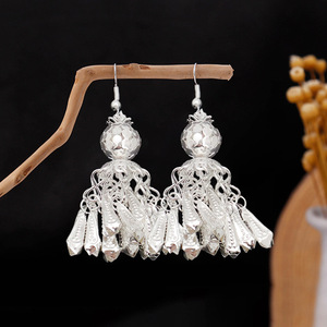 Pendientes de Plata con Borlas Miao de 6.5 cm de Largo, Color Plateado, Joyería de Estilo Étnico para Mujer - Product Image 2