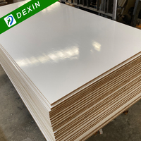 Panneau de contreplaqué mélaminé blanc mat ou brillant de 18 mm en pin/falcata/paulownia pour armoires de cuisine