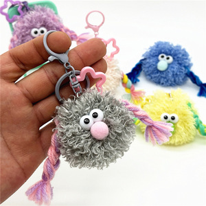 Porte-clés pendentif de sac à dos en peluche mignon style dessin animé, avec pompon et poupée à chignon tressé, cadeau - Product Image 1