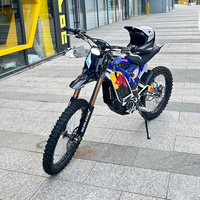 Moto tout-terrain électrique 72v avec batterie au lithium 35Ah et moteur synchrone à aimant permanent de 10000W en pleine puissance sur sentier