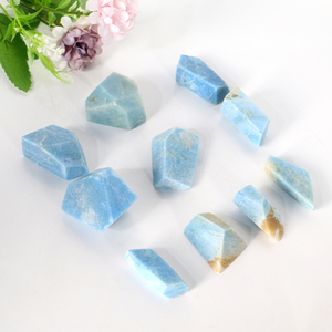 Offre Spéciale : Pierre Précieuse Naturelle Polie en Cristal de Guérison, Velours Bleu, Forme Libre pour Décoration de Mariage - Product Image 1