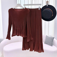 Ensemble élégant pour femmes européennes et américaines : haut en polyester à manches trois-quarts plissé Miyake avec bordure à volants et jupe midi queue de poisson
