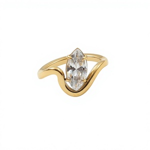 Anillo de Corazón de Acero Inoxidable con Baño de Oro de 18K de UM Jewelry para Unisex/Hombres/Mujeres, Regalo Moderno para Uso Diario y Aniversario - Product Image 1