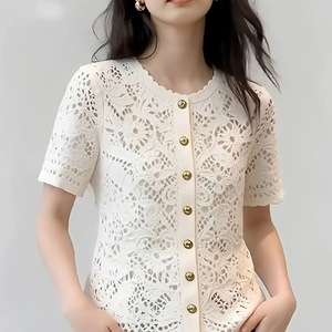 Camicetta da donna estiva 2026 <span class=keywords><strong>bianca</strong></span>, stile francese, dolce e versatile, con scollo rotondo, monopetto, a maniche corte, con motivo geometrico e dettagli traforati - Product Image 1