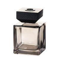 Bouteille en verre transparente carrée de 100ml de forme plate avec joint de pulvérisateur de pompe pour les utilisations de bouteille de vin de diffuseur d'huile essentielle d'aromathérapie