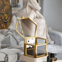 Boîte à bijoux miniature hexagonale transparente moderne faite à la main avec bande en laiton, accessoire en verre personnalisable, rangement de mariage portable