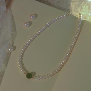 Collar de Perlas Redondas de Agua Dulce con Cadena de Jade de Hotan Pequeña y Lujosa de Indigo Naturals, Diseño Otoño Invierno, Sensación de Lujo Ligero - Product Image 3