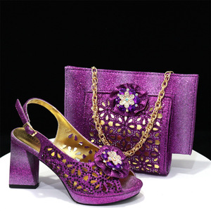 Conjunto de zapatos y bolso listo para usar - Sandalias plateadas clásicas y elegantes para mujer, tallas 37-43. Conjunto con bolso de mano abierto - Product Image 1