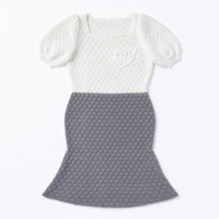 Robe en maille pour femmes aux formes généreuses, avec soutien ODM en gros, en fil de coton filé, texture matelassée losanges, broderie logo chenille, coupe sirène