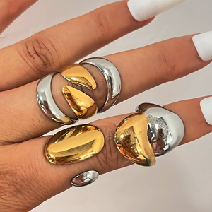 Anello Geometrico Moderno Y & <span class=keywords><strong>S</strong></span> in Acciaio Inossidabile Placcato Oro 18K Design Liscio Bicolore Accessori Gioielli da Donna - Product Image 3