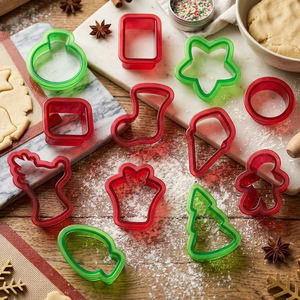 Ensemble <span class=keywords><strong>de</strong></span> 12 mini emporte-pièces <span class=keywords><strong>de</strong></span> Noël - Formes en plastique PP <span class=keywords><strong>de</strong></span> qualité alimentaire rouge et vert pour la pâtisserie festive et le bricolage des fêtes - Product Image 1