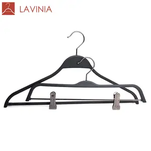 Vana Lavinia — vêtement en bois noir, chemise, cintre en plastique,