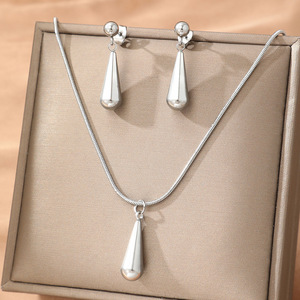 Juego de Joyería de Lujo 2026 Sin Caja, Chapado en Oro, Acero Inoxidable, Collar y Aretes Geométricos para Mujer - Product Image 3