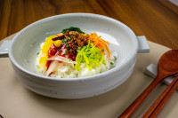 Bibimbap coréen authentique, bol de riz, repas sain et riche en protéines, saveur végétale, haché, légumes frais, savoureux, surgelé