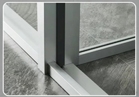 Verre trempé moderne sur mesure, épaisseur 8 mm. Portes de douche durables et écologiques avec cadre en acier inoxydable