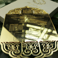 Invitation de mariage de luxe personnalisée en acrylique miroir doré, découpée au laser avec motif arabesque et texte gravé, avec boîte en feuille d'or à chaud blanche