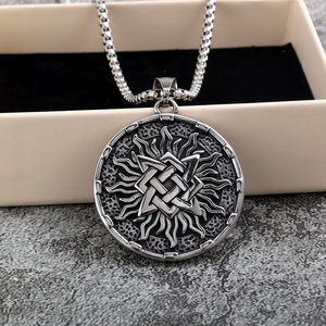 Colgante de Hacha Vikinga de Acero Inoxidable Personalizado, Amuleto Pagano Eslavo Vikingo, Cadena con Caja, Unisex, Acabado Antiguo Vintage - Product Image 3