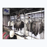 Étagère d'exposition moderne personnalisée avec éclairage LED pour les boutiques de vêtements pour hommes, avec construction en verre et en métal