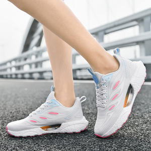 Chaussures de sport respirantes en maille à lacets pour hommes avec absorption des chocs douce, design tendance - Product Image 5