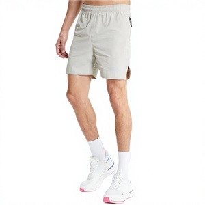 Shorts de sport gris clair pour homme, séchage rapide, taille mi-haute, bande élastique avec poches, longueur Bermuda, couleur unie, polyester tissé - Product Image 1