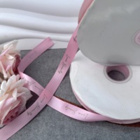 Ruban en polyester satiné imprimé sur mesure, idéal pour l'emballage de cadeaux, les bouquets de fleurs et les décorations de fêtes de mariage