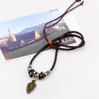 Colliers pendentifs en alliage de style occidental, design épée antique – Accessoires de mode unisexe style bureau, vente en gros directe du fabricant