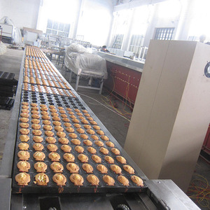 <span class=keywords><strong>Ligne</strong></span> de production de gâteaux jaunes à la poudre de <span class=keywords><strong>chocolat</strong></span> gourmet, machine de dépose de gâteaux ronds fourrés à la carotte et de cupcakes - Product Image 2