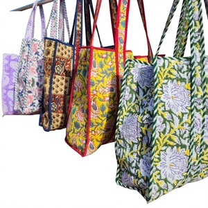 Sacs fourre-tout en coton matelassé imprimés colorés avec des motifs floraux en patchwork, poignées souples, spacieux, pour le shopping, les voyages et le quotidien. - Product Image 1