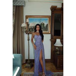 Vestido de Fiesta Largo Morado con Lentejuelas, sin Tirantes, Corte A, Cuello Alto, Talla XS, para Mujer, con Cintura Imperio y Flores Decorativas - Product Image 5