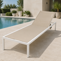 Chaise longue d'extérieur beige en maille avec dossier réglable et roulettes pour piscine, jardin, plage