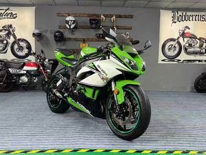 Kawasaki ZX-6R Supersport de catégorie moyenne, moteur 636cc, suspension sport, contrôle de précision, motos à essence - Product Image 5