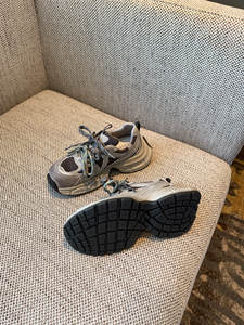 รองเท้าดีไซเนอร์ คอลเลคชั่นฤดูใบไม้ผลิ 2026 <span class=keywords><strong>ส</strong></span>ไตล์ใหม่ รองเท้าหุ้มข้อ<span class=keywords><strong>ส</strong></span>ูง<span class=keywords><strong>ส</strong></span>ำหรับทั้งชายและหญิง รองเท้าผ้าใบ<span class=keywords><strong>ส</strong></span>ีเทา<span class=keywords><strong>ส</strong></span>ไตล์เรโทรแบบทำเก่า - Product Image 3