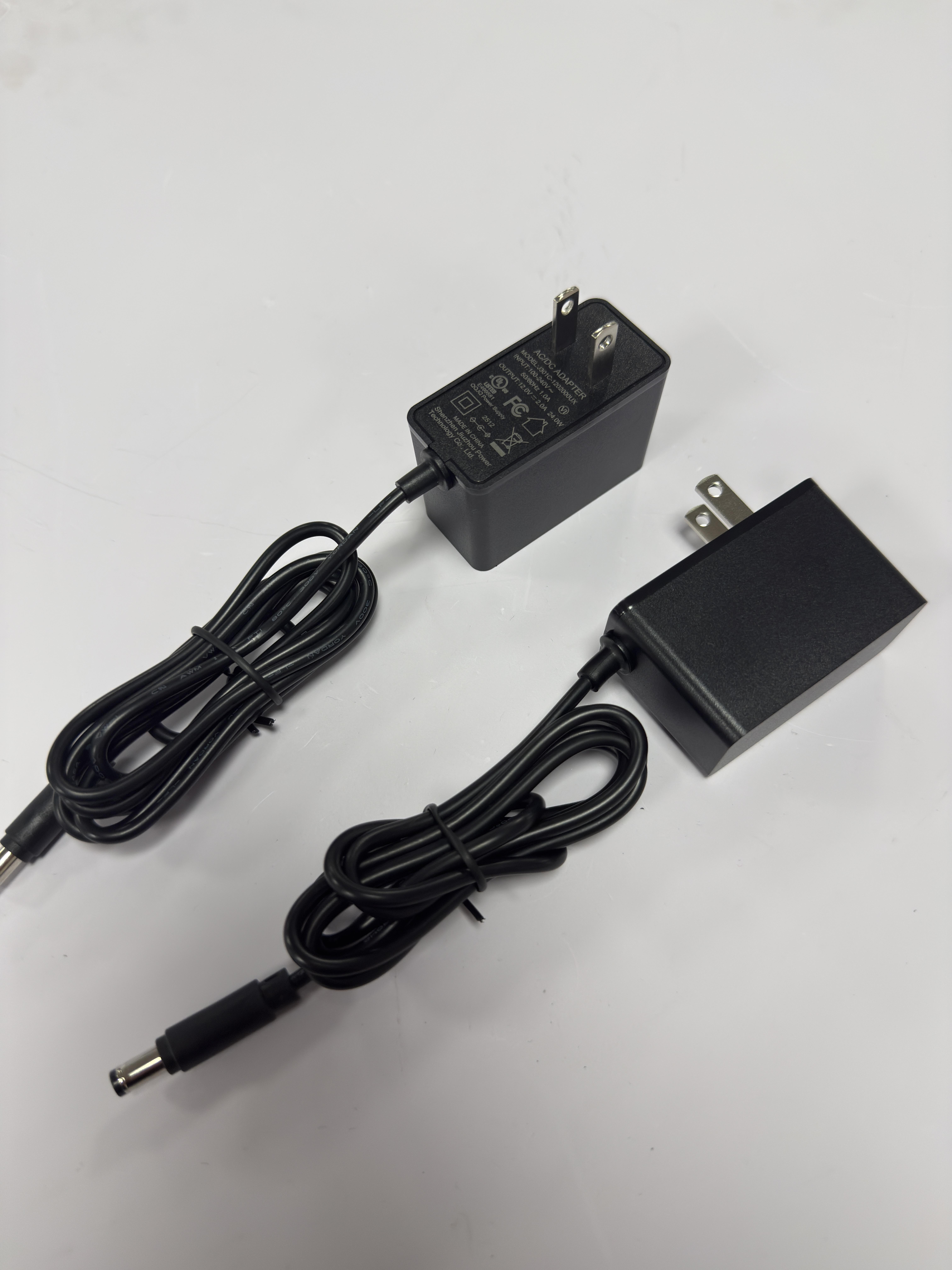 Adaptateur de puissance de 12V 1A dans le noir