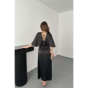 ชุดราตรีทรงบอลกาวน์สีดำเรียบง่ายแบบขายส่ง แต่งลูกไม้ผูกหลัง เอวทรงเอ็มไพร์ แขนสั้น ตกแต่งลายดอกไม้ตามสั่ง ความยาวระดับพื้น ทรงเอไลน์ - Product Image 1