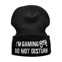 Berretto Lavorato a Maglia con Risvolto e Ricami, Progettato per Brand di Merchandising Gaming, per la Creazione di Linee di Abbigliamento Casual con Stili di Berretti da Gamer Ricamati