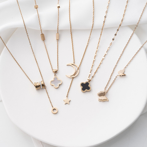Nouveau Collier Pendentif Papillon Trèfle à Quatre Feuilles en Acier Inoxydable Plaqué Or PVD pour Femme, Vente en Gros - Product Image 1