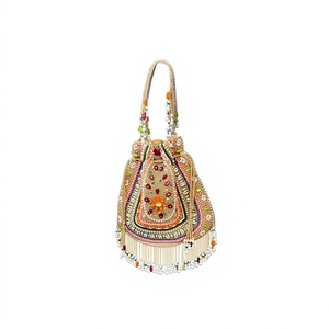Bolso de mano con cuentas doradas, hecho a mano, con cordón ajustable y flecos de perlas, ideal para la noche. - Product Image 1