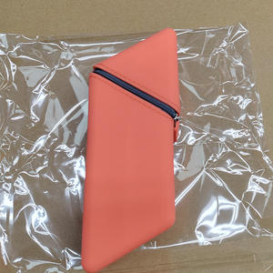 Sac de papeterie polyvalent en silicone souple, portable et simple pour étudiants, sac de rangement pour produits de beauté. - Product Image 6