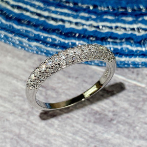 Elegante Anello da Coppia a Tre File di Zirconi, Design Minimalista Impilabile, Gioiello di Moda per Donna, Uso Quotidiano, Regalo Chic - Product Image 2