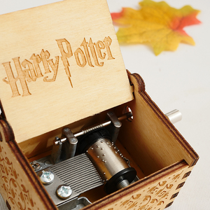 Carillon in <span class=keywords><strong>Legno</strong></span> a Manovella Vintage Intagliato |   Articoli Decorativi Fantasy Ispirati a Film e Romanzi, Regalo per Compleanni e Festività - Product Image 2