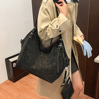Grand sac fourre-tout en polyester kaki avec pendentif à pompon vintage, sac à bandoulière décontracté pour femme, sac de shopping et de voyage avec pochette amovible à fermeture éclair