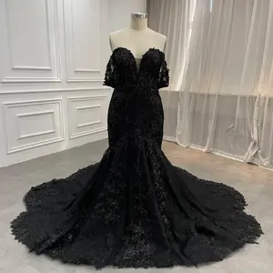 Платье свадебное черное с открытыми плечами и бисером